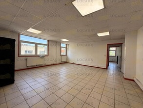 Office in Argenteuil for lease Building Photo- Image 1 of 4