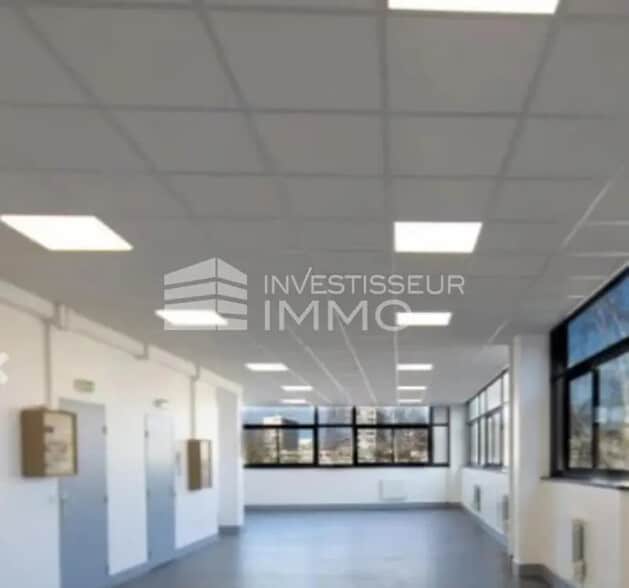 Office in Saint-Denis for lease - Interior Photo - Image 2 of 4
