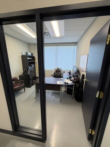 15000-15100 N 23rd Ave, Plymouth, MN à louer - Photo du bâtiment - Image 3 de 16