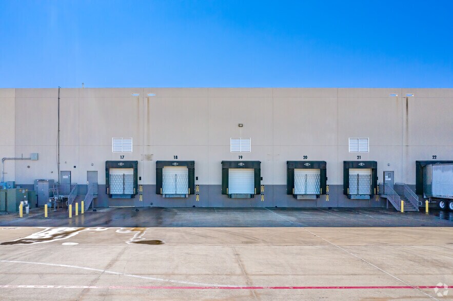 913 Billy Mitchell Blvd, San Antonio, TX à louer - Photo du bâtiment - Image 3 de 7