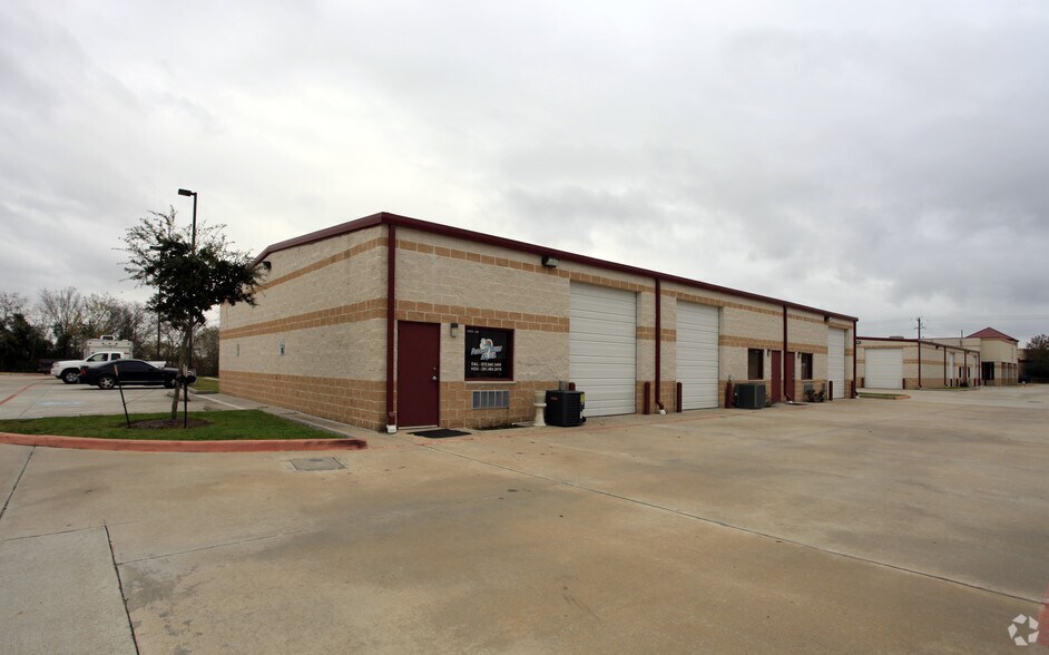 2911 E Broadway, Pearland, TX à louer - Photo du bâtiment - Image 2 de 3