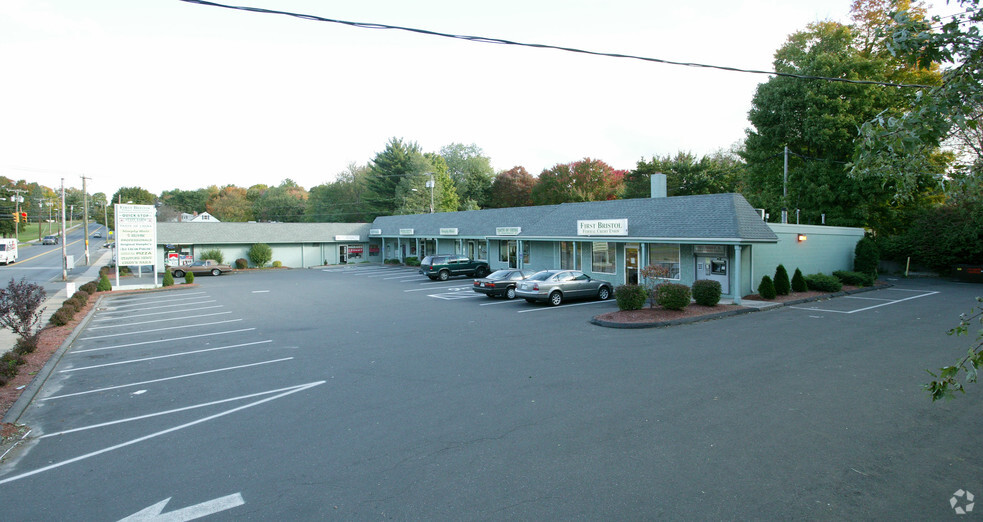 910-922 Stafford Ave, Bristol, CT for lease - Building Photo - Image 2 of 3