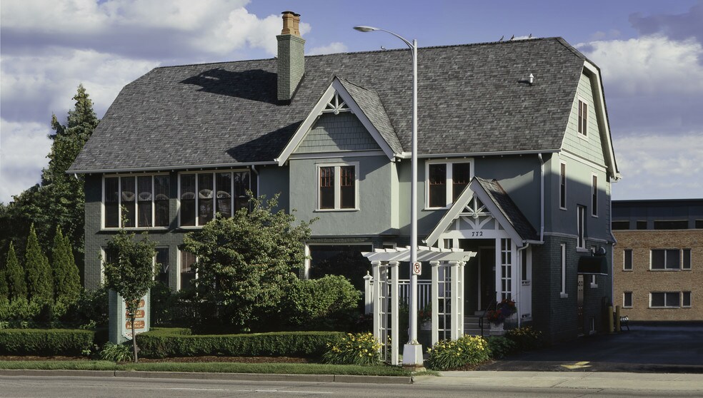 772 E Maple Rd, Birmingham, MI à louer - Photo du bâtiment - Image 1 de 1