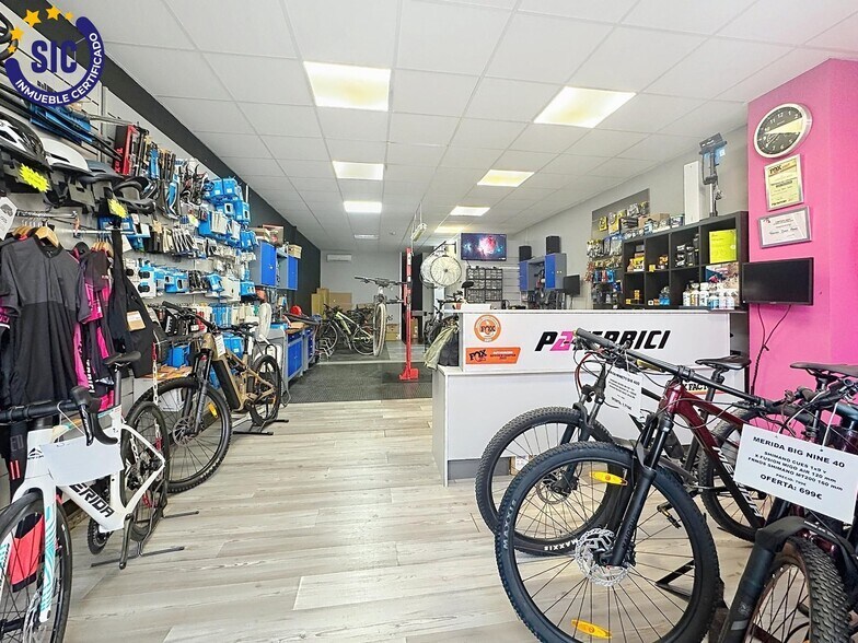 Retail in Paterna for lease - Interior Photo - Image 1 of 22