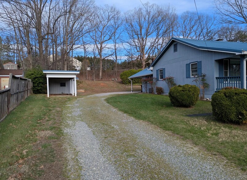 45 Meadow View Ave, Rocky Mount, VA à vendre - Photo du bâtiment - Image 2 de 4