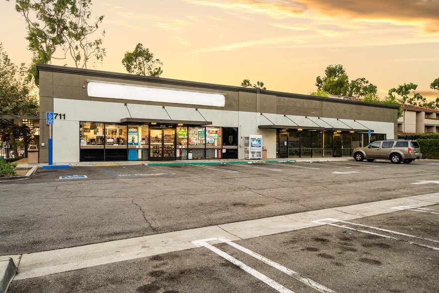 711 N Azusa Ave, West Covina, CA for lease - Building Photo - Image 1 of 1