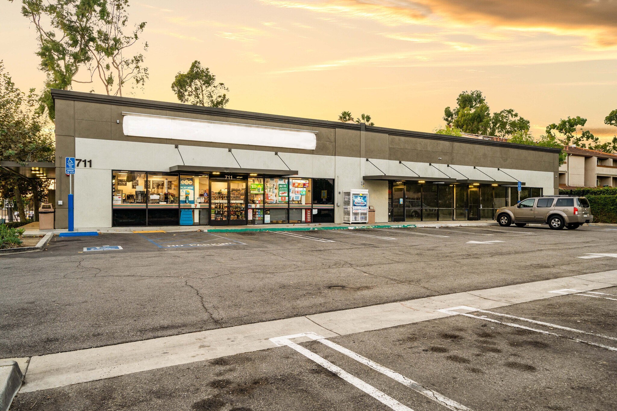 711 N Azusa Ave, West Covina, CA à louer Photo du bâtiment- Image 1 de 2
