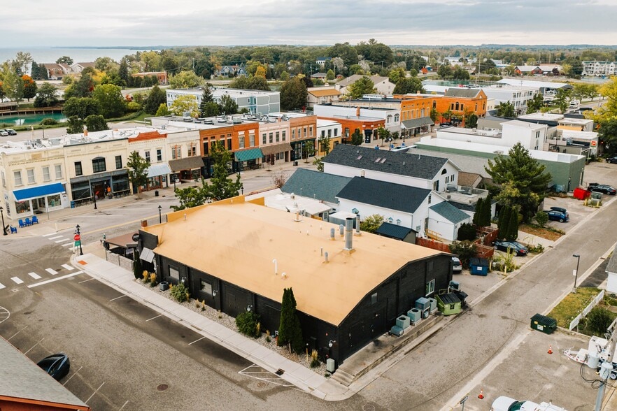 151 River St, Elk Rapids, MI à vendre - Photo du bâtiment - Image 2 de 54