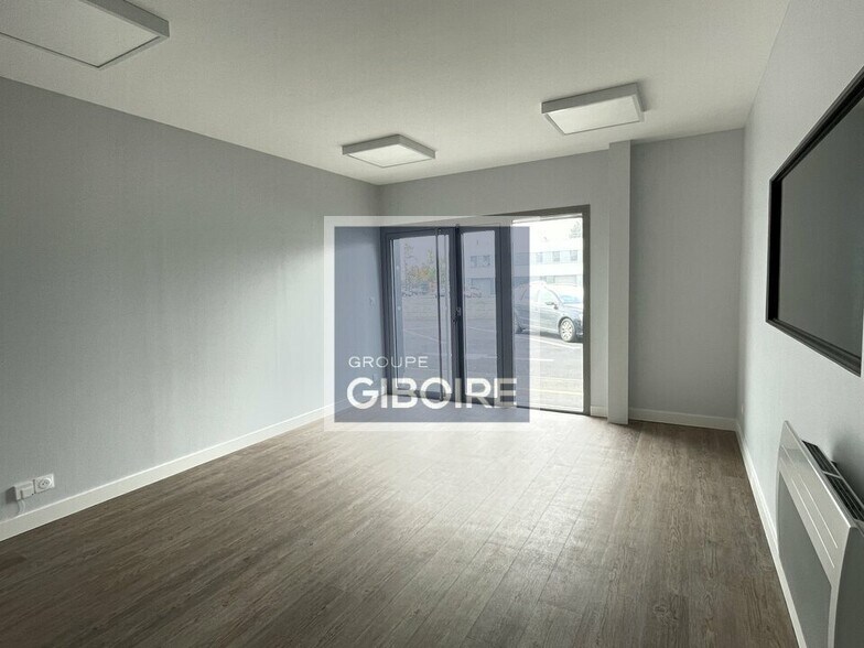 Industrial in Rennes for lease - Interior Photo - Image 3 of 7