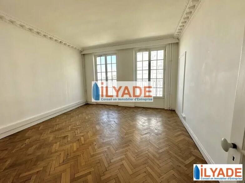 Office in Marseille for lease - Interior Photo - Image 3 of 11