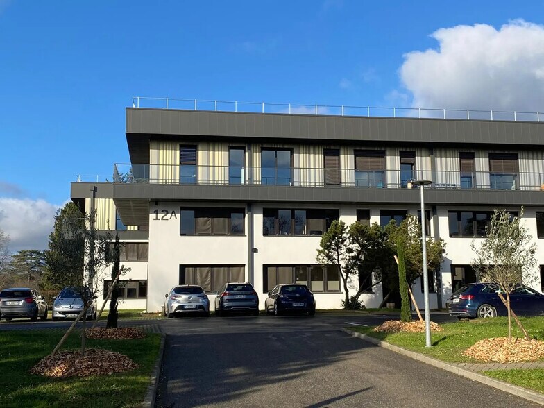 Office in Tassin-la-Demi-Lune for lease - Building Photo - Image 1 of 4