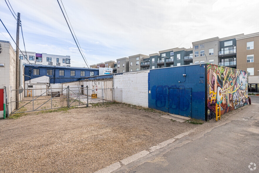 8109-8113 102 St NW, Edmonton, AB à louer - Photo du bâtiment - Image 2 de 6