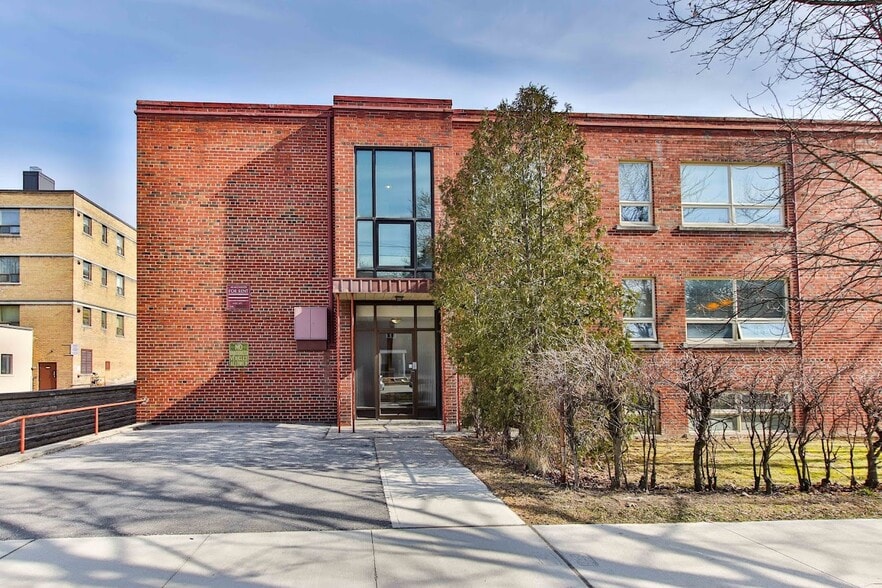 24 Anglesey Blvd, Toronto, ON for sale - Primary Photo - Image 1 of 1