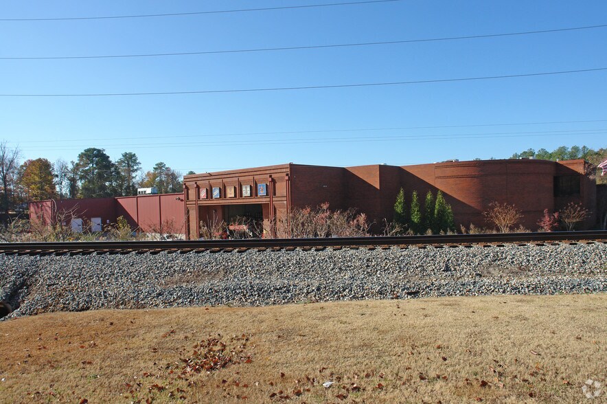 1375 Beverage Dr, Stone Mountain, GA for lease - Primary Photo - Image 1 of 5