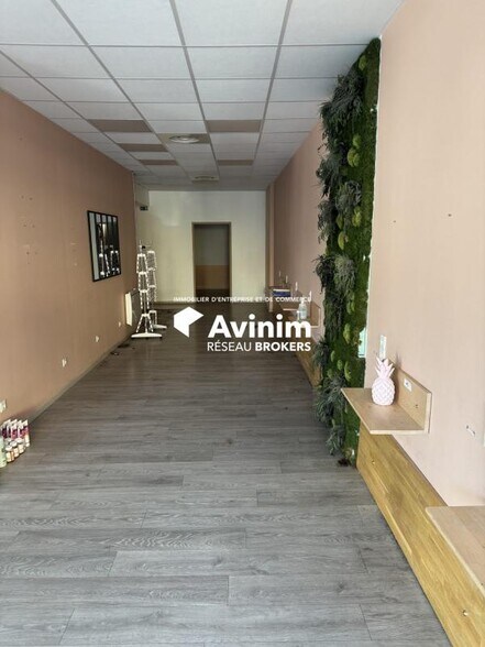 Retail in Mions for lease - Interior Photo - Image 1 of 8