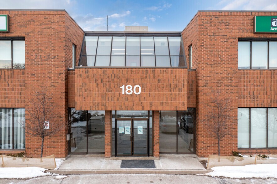 180 Jardin Dr, Concord, ON à louer - Photo du bâtiment - Image 3 de 4