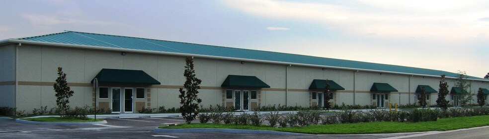 535-545 NW Mercantile Pl, Port Saint Lucie, FL à louer - Photo du bâtiment - Image 2 de 11