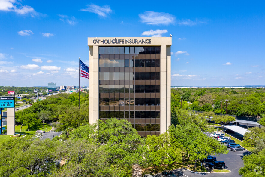 1635 NE Loop 410, San Antonio, TX for lease - Building Photo - Image 2 of 3