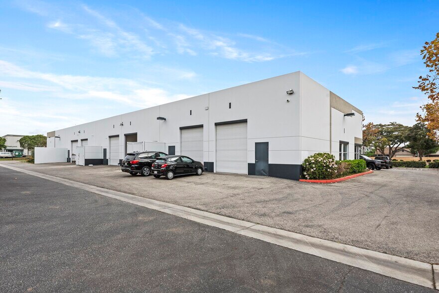 2101 S Rose Ave, Oxnard, CA à vendre - Photo du bâtiment - Image 3 de 7