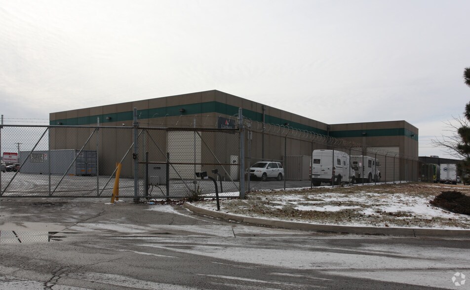 300 NW Parkway, Riverside, MO à louer - Photo du bâtiment - Image 2 de 4