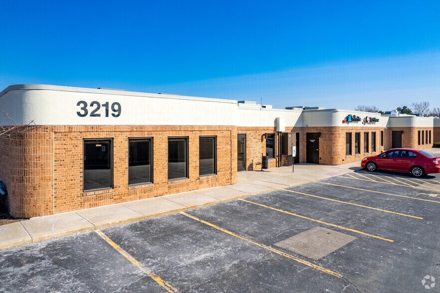 3219 N Wilke Rd, Arlington Heights, IL à louer - Photo du bâtiment - Image 3 de 13