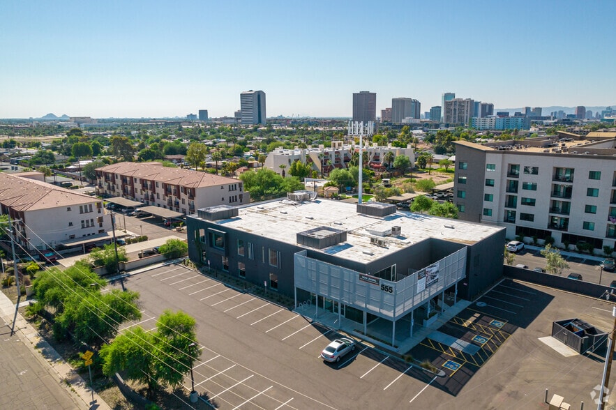 555 W Turney Ave, Phoenix, AZ à vendre - Photo du bâtiment - Image 1 de 11