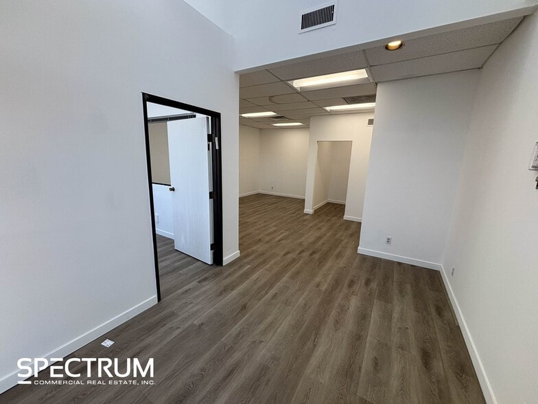 21101-21163 Victory Blvd, Canoga Park, CA for lease - Building Photo - Image 2 of 17