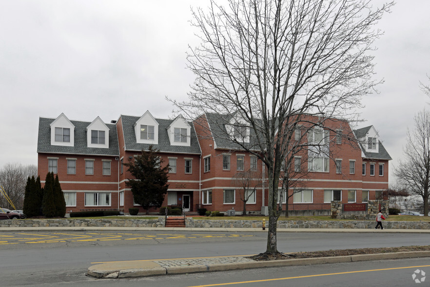 3180 Main St, Bridgeport, CT à louer - Photo du bâtiment - Image 2 de 13