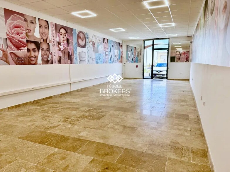 Retail in Orange for lease - Building Photo - Image 2 of 3