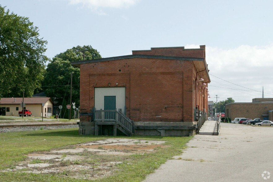 301 N Clinton St, Albion, MI à louer - Photo du bâtiment - Image 2 de 2