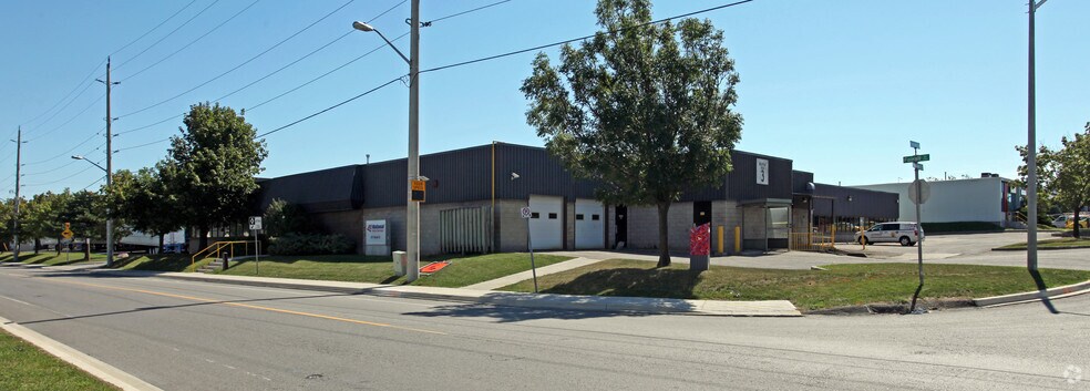 377 Fairall St, Ajax, ON à louer - Photo du bâtiment - Image 3 de 4