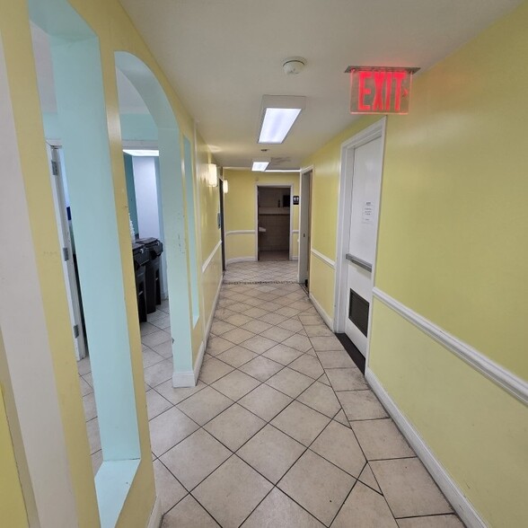 311 St Nicholas Ave, Ridgewood, NY à louer - Hall d’entrée - Image 2 de 12