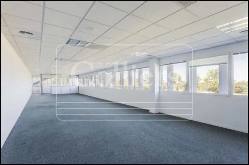 Office in Marignane for lease - Interior Photo - Image 3 of 7