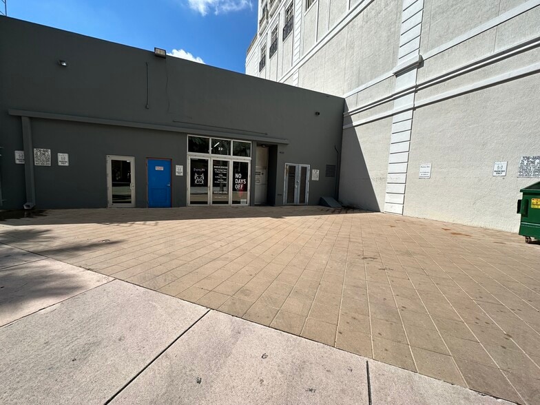 22 Merrick Way, Coral Gables, FL for lease - Building Photo - Image 3 of 6