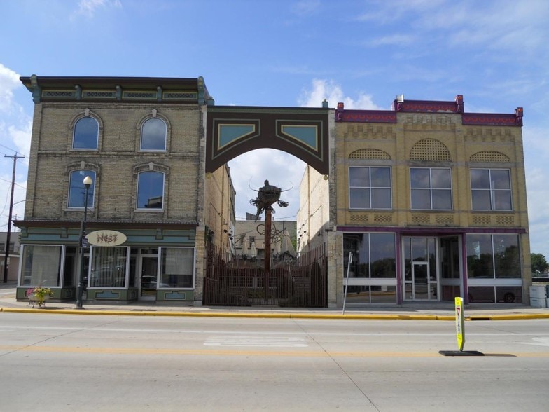 88 S Main St, Fort Atkinson, WI for sale - Primary Photo - Image 1 of 8