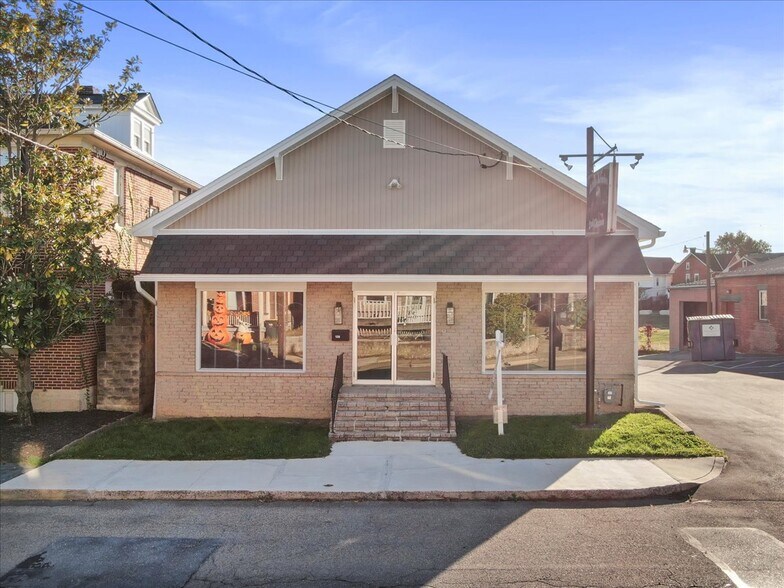 128 W 3rd St, Waynesboro, PA à vendre - Photo du bâtiment - Image 1 de 50