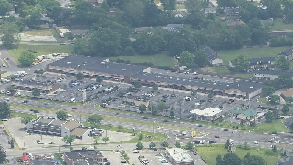 6935 Lake Plaza Dr, Indianapolis, IN à vendre - Vidéo aérienne - Image 2 de 8