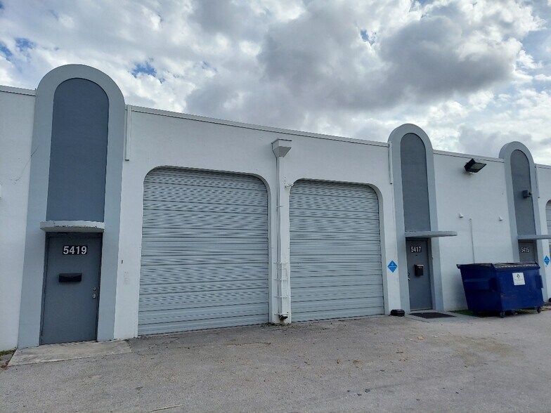 5401-5423 NW 74th Ave, Miami, FL à louer - Photo du bâtiment - Image 3 de 6