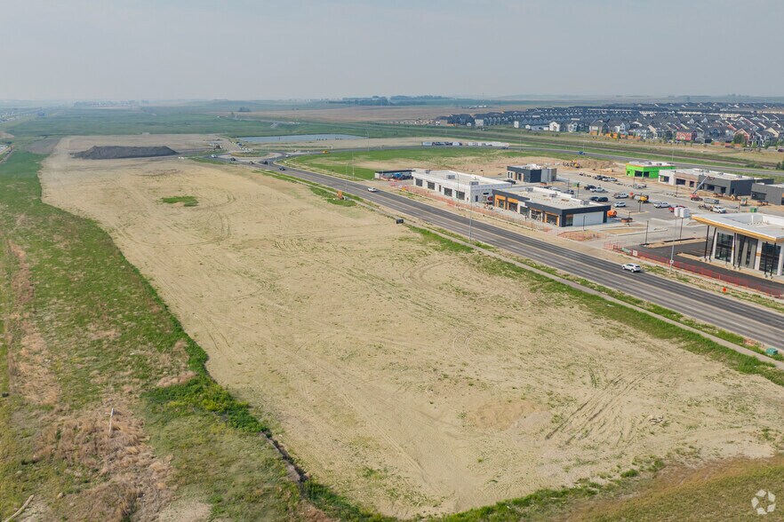 3105 Main St SW, Airdrie, AB à vendre - Photo du bâtiment - Image 3 de 4