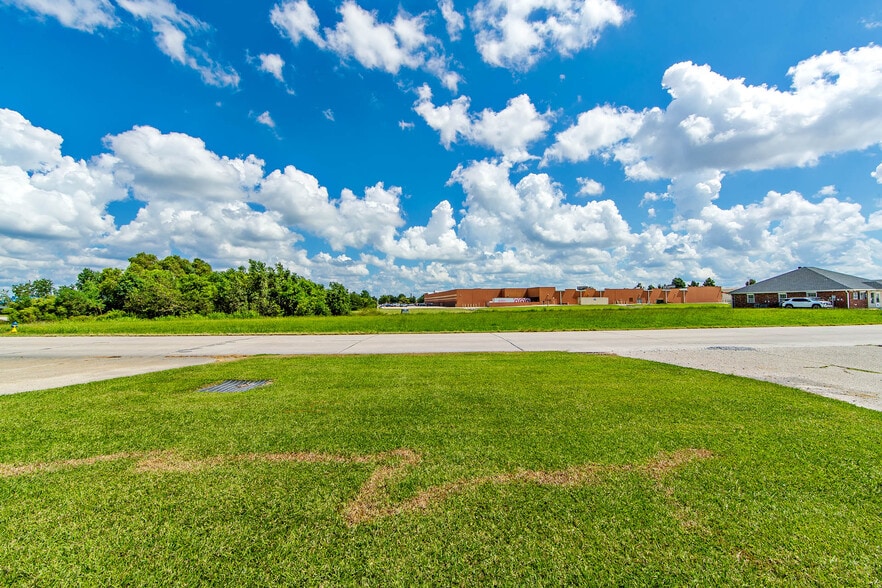 682 Corporate Dr, Houma, LA for sale - Building Photo - Image 2 of 8