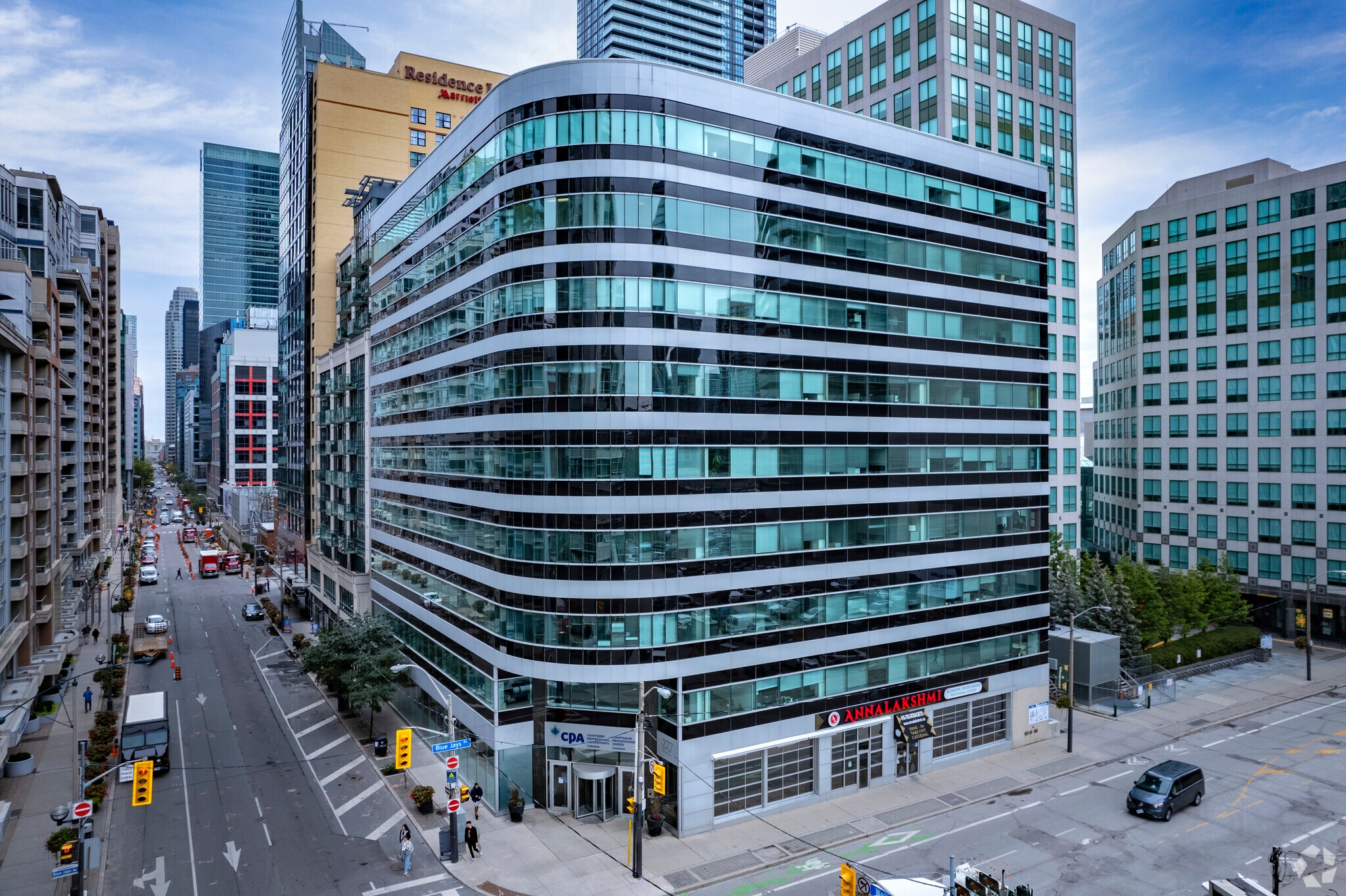 277 Wellington St W, Toronto, ON for lease Primary Photo- Image 1 of 8