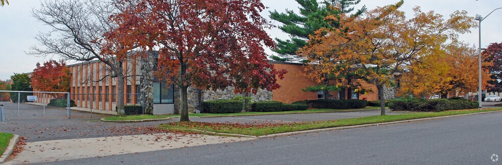 45 Orville Dr, Bohemia, NY à louer - Photo du bâtiment - Image 2 de 3