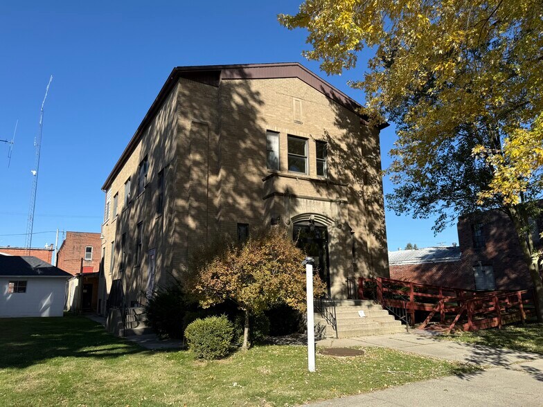 224 E Rensselaer St, Bucyrus, OH à vendre - Photo principale - Image 1 de 27