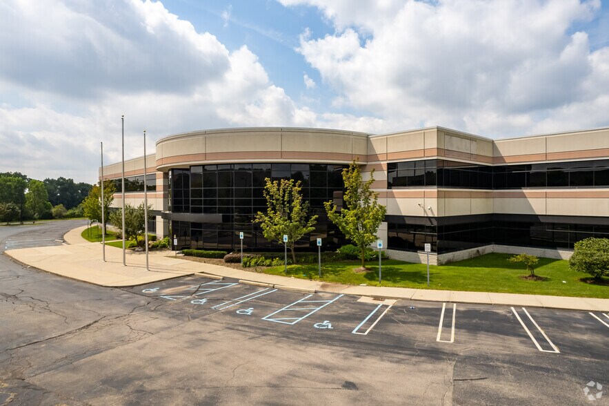 2110 Executive Hills Ct, Auburn Hills, MI à vendre - Photo du bâtiment - Image 3 de 8