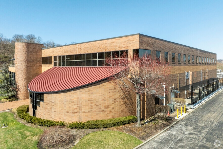 4 Tri Harbor Ct, Port Washington, NY for sale - Primary Photo - Image 1 of 17