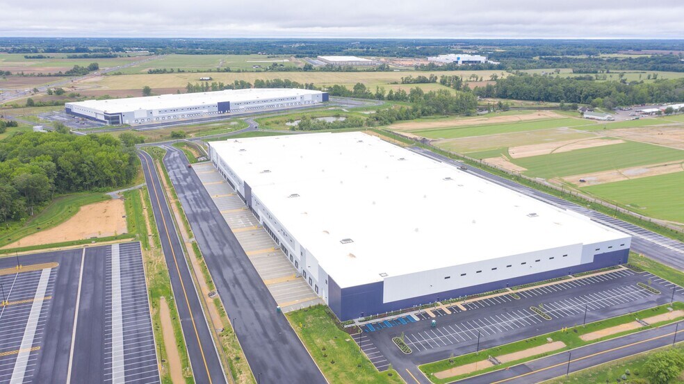 Rockefeller Group Logistics Center portefeuille de 2 propriétés à vendre sur LoopNet.ca - Photo du bâtiment - Image 3 de 15