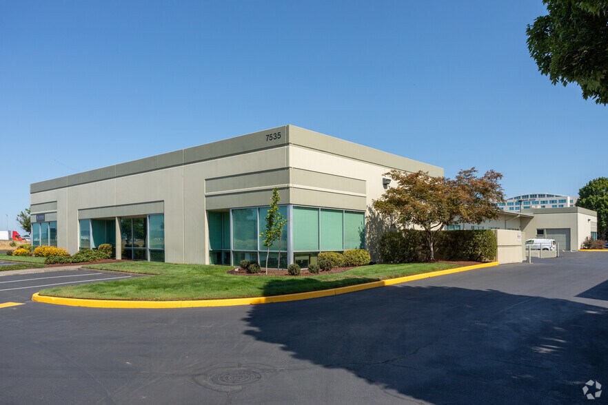 7505 NE Ambassador Pl, Portland, OR à louer - Photo du bâtiment - Image 1 de 16