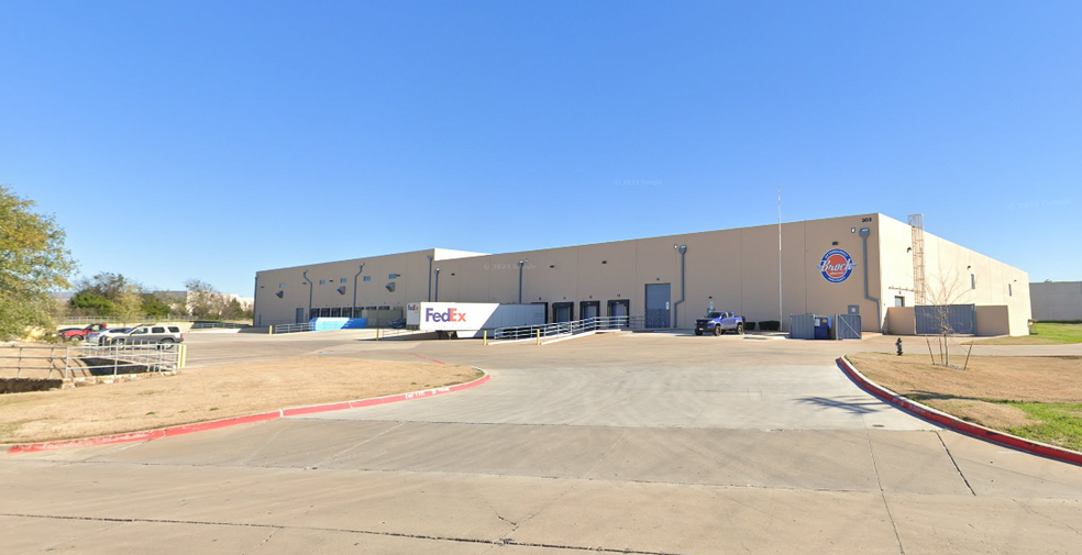 303 Metro Dr, Terrell, TX for lease - Building Photo - Image 1 of 6