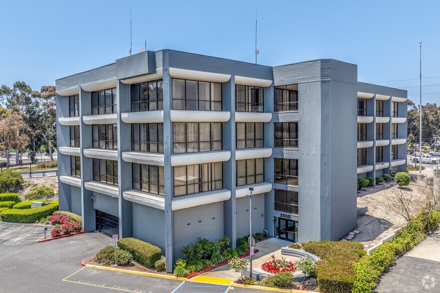 2500 E Vineyard Ave, Oxnard, CA à vendre - Photo du bâtiment - Image 3 de 6