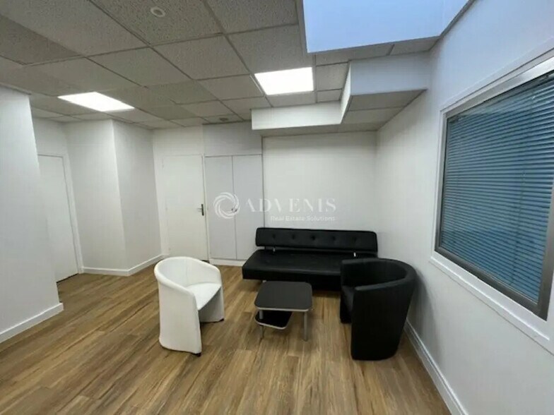 Office in Trappes for lease - Building Photo - Image 3 of 8